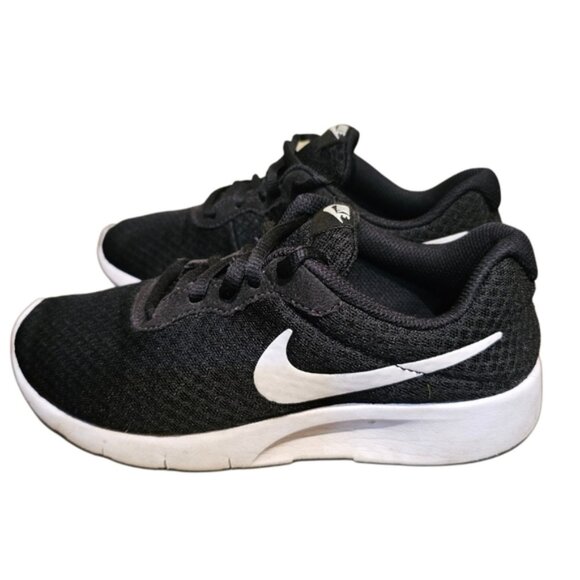 Nike Tanjun sneakers casual shoes boys shoes size 4 Youth - Picture 1 of 8